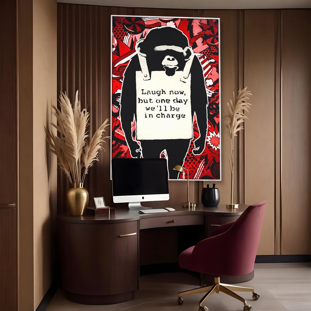 Tablou canvas cu tablou canvas cu cimpanzeu stilizat, in rama de aluminiu argintiu, pe perete intr-un birou